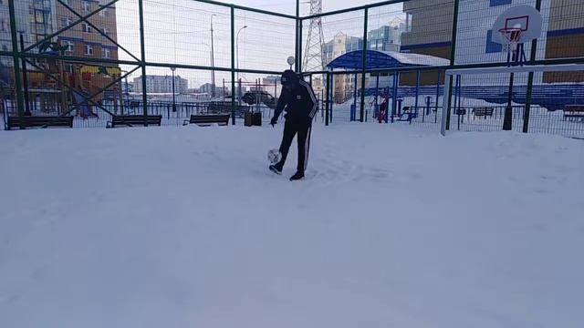 ⚽Чеканка мяча на снегу -25°❄️Салехард 19 марта 2021 г ↩️ смотреть онлайн