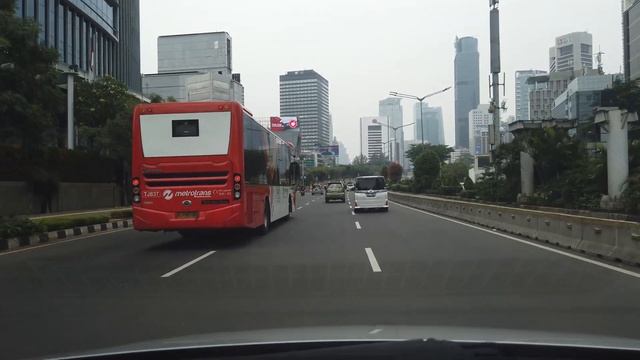 Driving Around Halte Trans Jakarta Sarinah, Bundaran HI, Tosari Indonesia ~ Walking Tour 4K смотреть онлайн