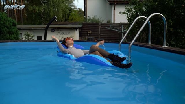 Daxsha badet im Pool! Daxsha bathes in the pool! #Pool #Wetlook #Nylons смотреть онлайн