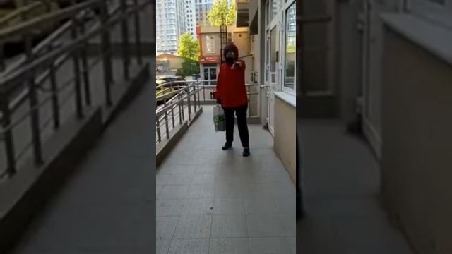 Бабка не пускает в подъезд без маски