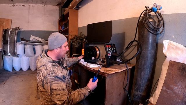 Что я делаю не так? Мой первый опыт сварщика / полуавтомат BRAIT MIG 300QD / гаражные истории смотреть онлайн