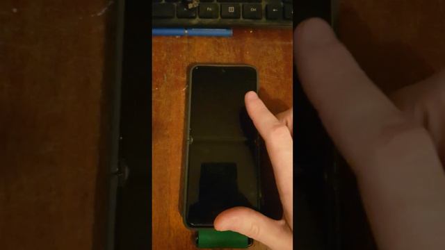 Samsung Galaxy Z Flip 4, проблема с экраном. смотреть онлайн