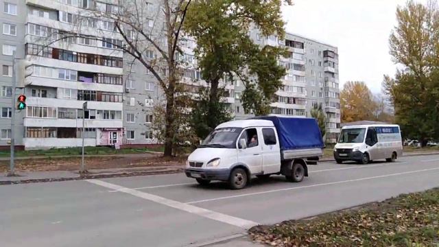 Когда показывает зелёный свет сигнала светофора, то и показывает красный! смотреть онлайн