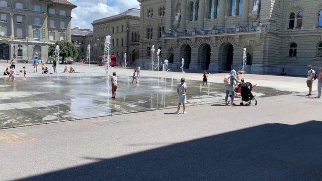 Ambiance Suisse : des enfants et des jets d’eau اجواء سويسرية : أطفال وألعاب مائية смотреть онлайн