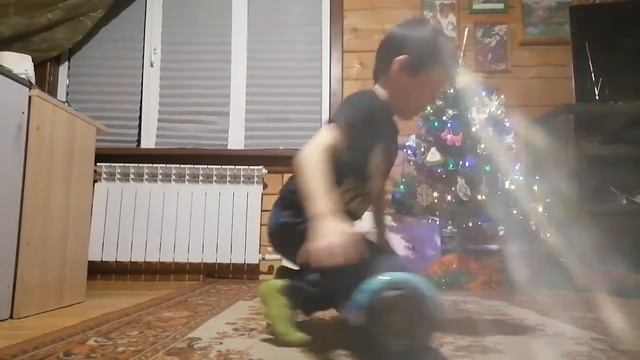НОВОГОДНЕЕ ВИДЕОПОЗДРАВЛЕНИЕ. ТРЮКИ С ГИРОСКУТЕРОМ))