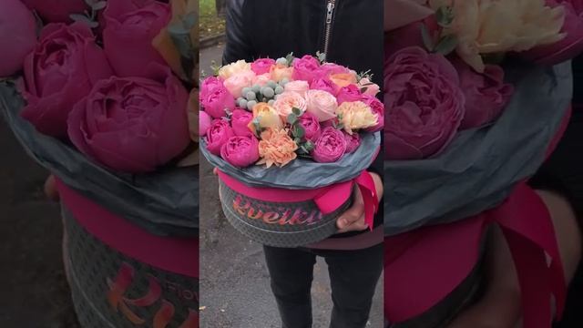 Цветы в коробке №33 из пионовидных роз, гвоздики, ранункулюсов, брунии смотреть онлайн