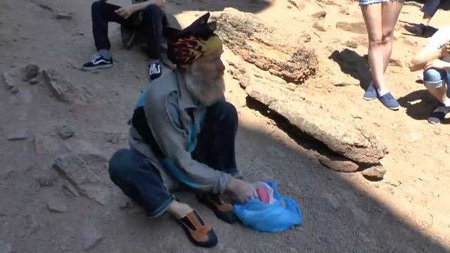 Krasnoyarsk pensioner makes extreme descents on the rocks Stolby Reserve смотреть онлайн