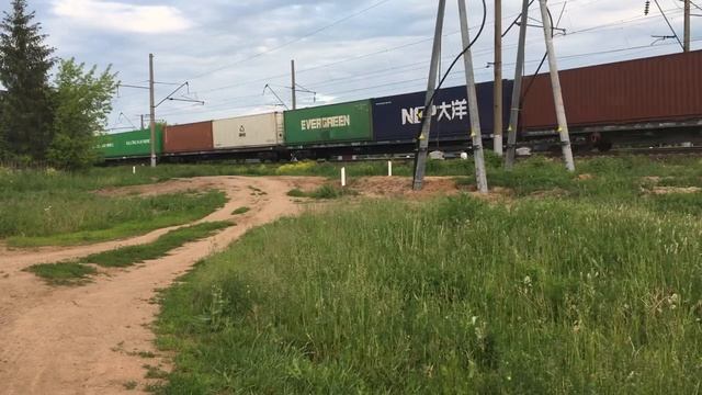 Электровоз 2ЭС5К-498 «Ермак» с грузовым поездом смотреть онлайн