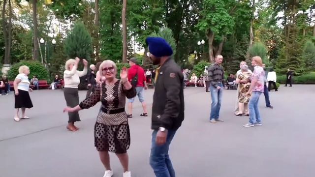 РОЗА БЕЛАЯ, РОЗА АЛАЯ! ТАНЦЫ В ПАРКЕ ГОРЬКОГО ХАРЬКОВ смотреть онлайн