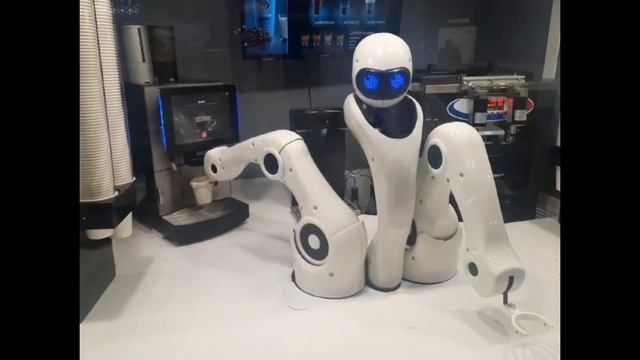 Робот-бариста готовит капучино. смотреть онлайн