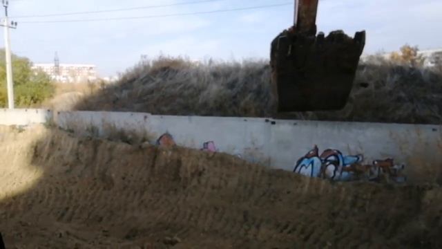 Обычный рабочий день, гружу мусор, глину, рушу землю ( работа на экскаваторе) смотреть онлайн