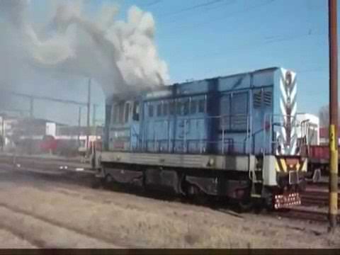 Тяжёлый запуск двигателя на тепловозе ЧМЭ2 с огнём из труб! смотреть онлайн