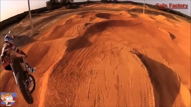 ТРЮКИ: На мотоцикле проехал по волнам (On a motorcycle drove through the waves) смотреть онлайн
