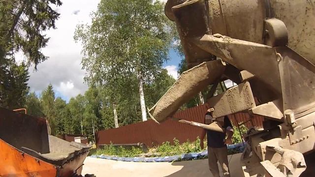 Очередь бетономешалок на заливку утепленной шведской плиты. смотреть онлайн