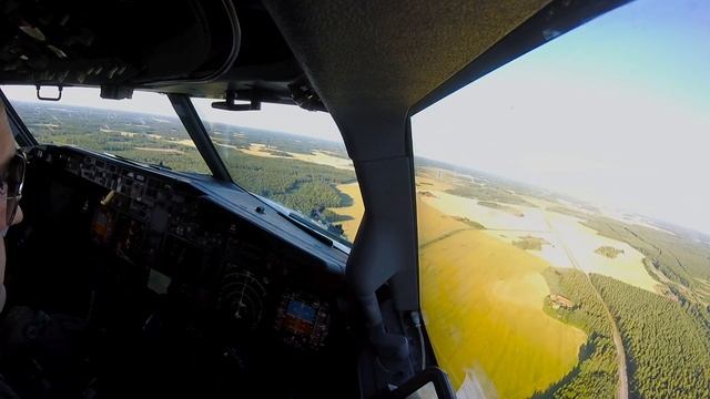 Stockholm Skavsta approach and landing rwy 08 смотреть онлайн