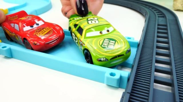 Маквин и Чико спешат на гонку. Видео про машинки