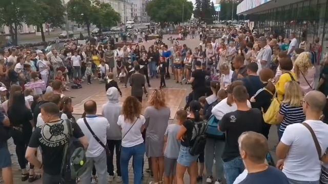 Гомельская молодёжь отдыхает у фонтана на улице Советской смотреть онлайн