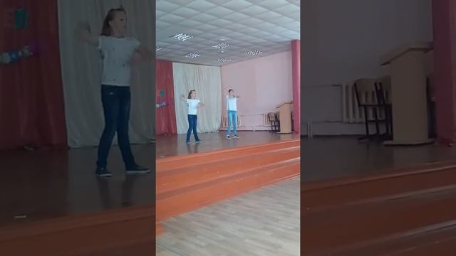 Очень прикольный танец , на день учителя смотреть онлайн