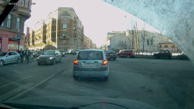 Девушка испугалась перекрестка и решила развернутся