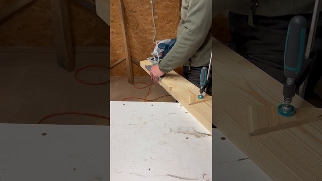 How to use your speed square to cut your lumber to lenght with the circular saw смотреть онлайн