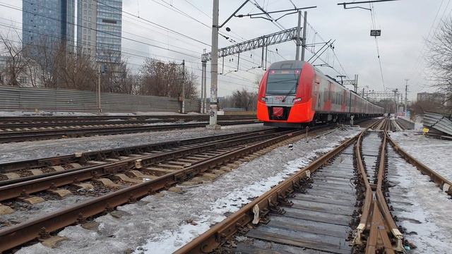 "Две сестры"! Электропоезда ЭС2Г-117 ,ЭС2Г-118 "Ласточка" в 10-вагонной составности! смотреть онлайн