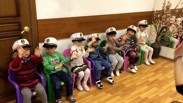 Песенка Железновой Автобус. Вот мы в автобусе сидим.Дети 2-3. Праздник Весны в детском саду Видео. смотреть онлайн