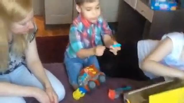 Распоковываем пластилин с братом:) смотреть онлайн