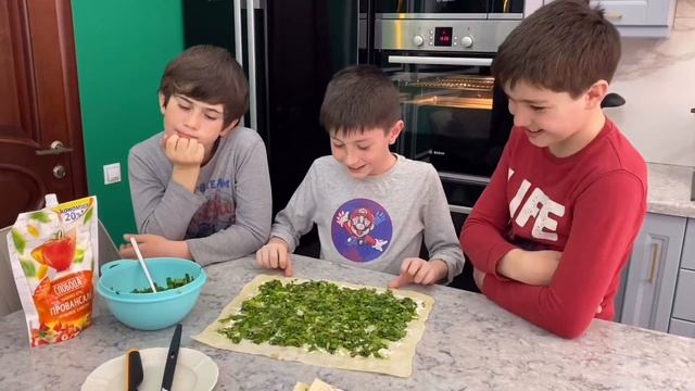 Пироги с фруктовым вареньем и сливками