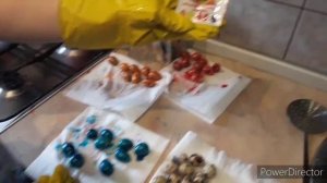 Красим перепелиные яйца к Пасхе.