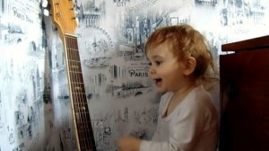 Ляля играет на гитаре. Ляля поёт/ little blogger