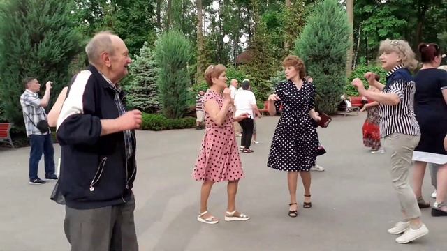 ИНТЕРЕСНЫЙ МОМЕНТ! ХАРЬКОВ 2021 ПАРК ГОРЬКОГО смотреть онлайн
