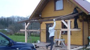 Простой односкатный навес перед домом.