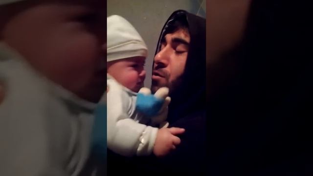 Прикол! Папа мяукает, а ребенок плачет! смотреть онлайн