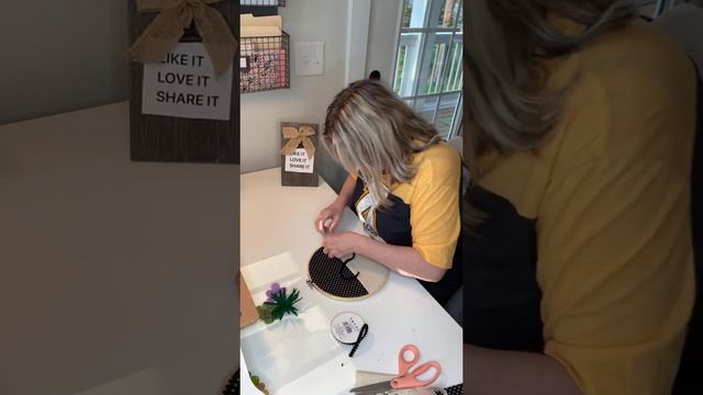 FABRIC EMBROIDERY HOOP WITH POCKET DIY смотреть онлайн