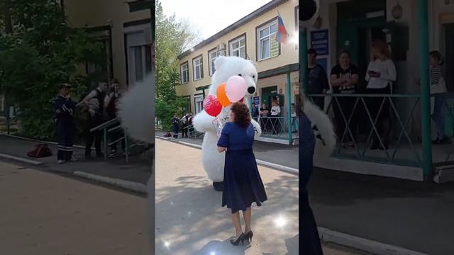 Поздравление от белого мишки в Оренбурге.15.05.2023 смотреть онлайн