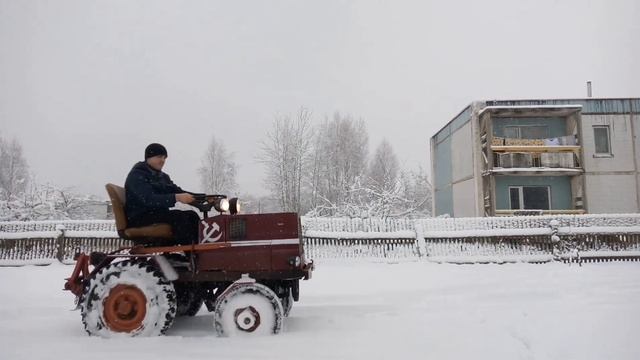 Катание на мини тракторе зимой.. смотреть онлайн