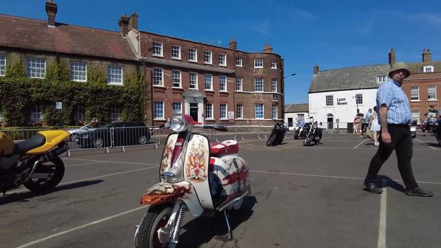 АНГЛИЯ — ЛЕТНИЕ ФЕСТИВАЛИ КУЛЬТУРА СКУТЕРЫ МОТОЦИКЛЫ МУЗЫКА NORFOLK KINGS LYNN MODS AND ROCKS MUSI смотреть онлайн