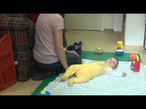 Как помочь ребенку перевернуться со спины на живот