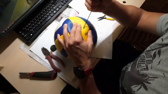 Как заменить ниппель на мячах mikasa vls300/w200/w300 | How to replace the valve on balls смотреть онлайн