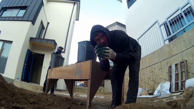 РАБОТАЕМ ЛОПАТОЙ ! Грузим , таскаем , выгружаем !!! Работа в Корее !