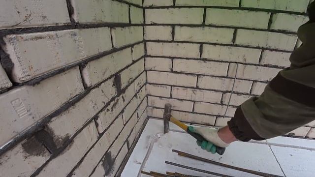 Пошла ЖАРА на СТРОЙКЕ!Укладка первого ряда блока и армирование! смотреть онлайн