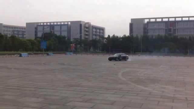 Mercedes-Benz C63 AMG drifting смотреть онлайн