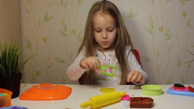 Готовим бургер из пластилина играем с кухней Хэллоу Китти Play with PLAY DOH & Hello Kitty kitchen смотреть онлайн