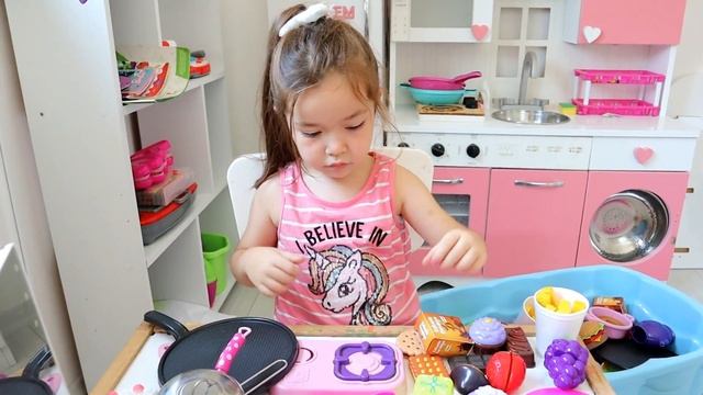 BUĞLEM BİR GÜN BOYUNCA ANNESİYLE EVDE YARIŞMALAR YAPTI смотреть онлайн