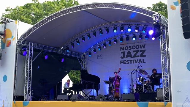 MOSKOW JAZZ FESTIVAL, выступление Трио Марии Аксёновой, Новопушкинский сквер 18.06.2022 смотреть онлайн