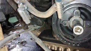 как открутить болт шкива коленвала тойота