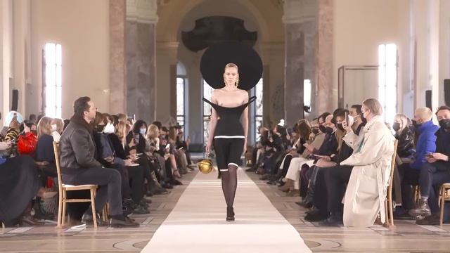 Schiaparelli Couture Spring-Summer 2022 Fashion Show смотреть онлайн