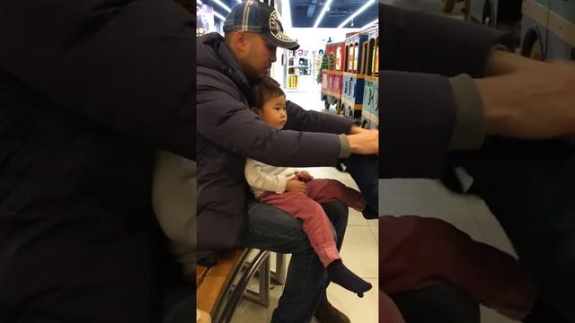 Наш супер-Папа одевает Жамилю (1 год и 10 мес) в Трц Сарыарка смотреть онлайн