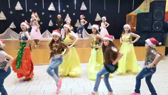 С Новым годом! Подарок от студии "Жемчужная россыпь" смотреть онлайн