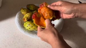 Как почистить ПЛОДЫ КАКТУСА.  Пробуем плоды кактуса ( опунция)